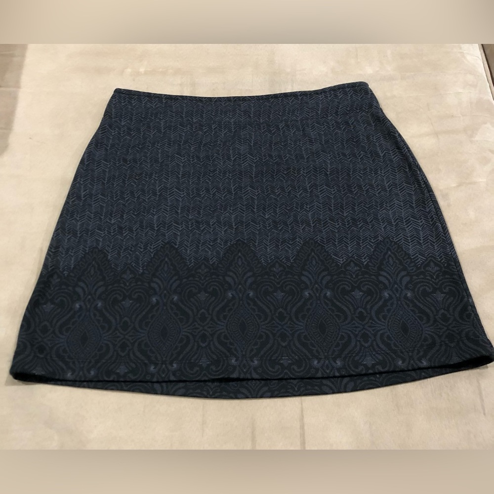 Women’s Athleta skirt size small black/gray
